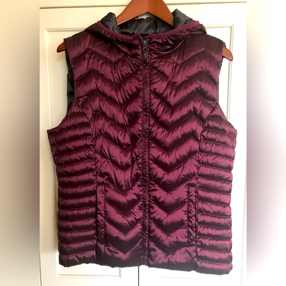 N W O T Beautiful deep rich merlot puffer vest /zip front (runs small)